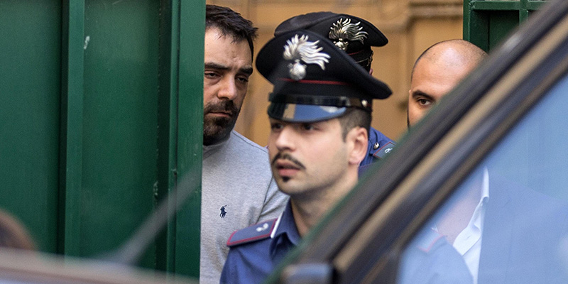 L'ex consigliere regionale Luca Gramazio durante l'arresto, Roma, 4 giugno 2015 (ANSA/MASSIMO PERCOSSI)