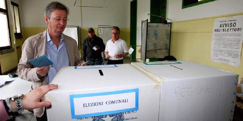 Felice Casson, candidato del centrosinistra a sindaco di Venezia, vota al primo turno delle amministrative, 31 maggio 2015 (ANSA/ UFFICIO STAMPA) 