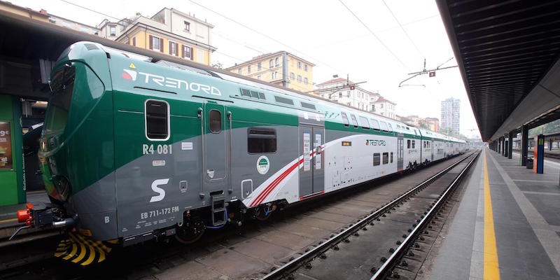 Il nuovo treno TSR doppio piano alla stazione di Milano Cadorna in occasione della presentazione alla stampa del piano di Trenord in vista di Expo 2015, 26 aprile 2015. 
ANSA / MATTEO BAZZI