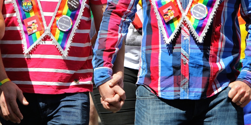 Una coppia a una manifestazione per i diritti dei gay a Belfast, dopo la vittoria del referendum sui matrimoni omosessuali in Irlanda, nel giugno del 2015. 
(PAUL FAITH/AFP/Getty Images)
