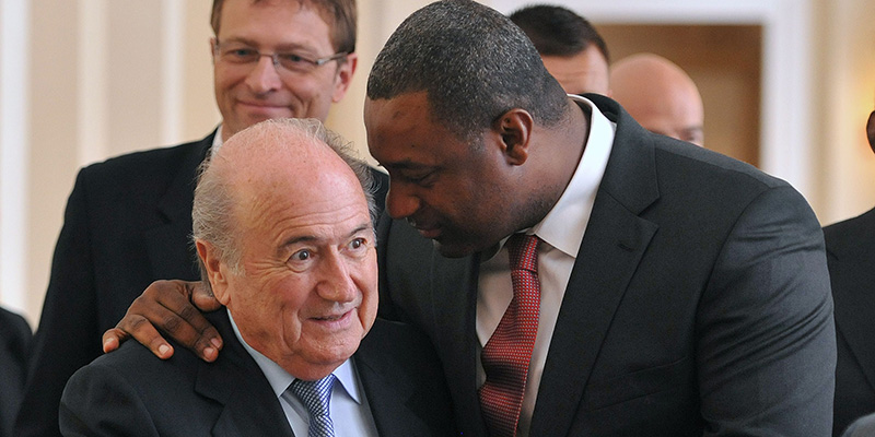 Sepp Blatter e Jeffrey Webb, nel 2012 (AP Photo/MTI, Szilard Koszticsak)