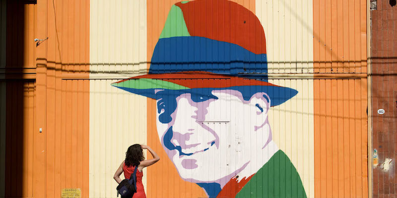 Un ritratto di Carlos Gardel nel quartiere di Abasto, dov'è cresciuto, a Buenos Aires nel 2006.
(Getty Images)