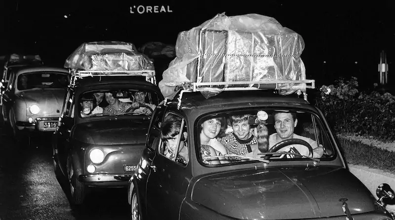 La coda in macchina per le vacanze, da Torino verso il sud Italia, nell'agosto del 1966.
(Archivio Storico Città di Torino/Gazzetta del Popolo)