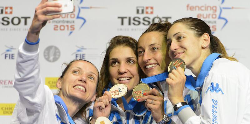 Valentina Vezzali, Arianna Errigo, Elisa Di Francisca e Martina Batini festeggiano la medaglia d'oro nel fioretto ai Campionati europei di Montreux, in Svizzera, 11 giugno 2015. 
(EPA/JEAN-CHRISTOPHE BOTT)