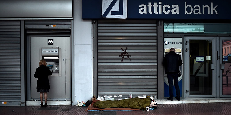 Uno sportello bancomat di Atene, marzo 2015 (ARIS MESSINIS/AFP/Getty Images)