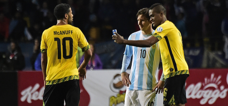 Il video di un giocatore della Giamaica che si fa un selfie con Messi, dopo Argentina-Giamaica di Coppa America