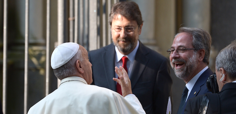 Papa Francesco parla con il moderatore della Tavola Valdese, il massimo organo della chiesa valdese (ALBERTO PIZZOLI/AFP/Getty Images)