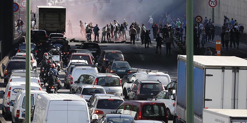 Le proteste dei tassisti a Porte Maillot, Parigi, 25 giugno 2015 (THOMAS SAMSON/AFP/Getty Images)
