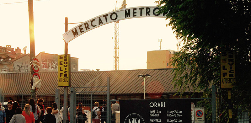 L'ingresso del mercato metropolitano di Milano (Marta Cantoni/Il Post)