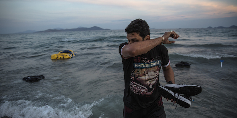 Un immigrato pakistano arrivato via mare dalla Turchia sulla spiaggia di Kos, in Grecia, 4 giugno 2015. 
(Dan Kitwood/Getty Images)