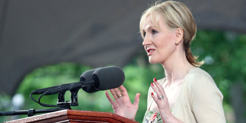 J.K. Rowling tiene un discorso ai laureandi dell'università di Harvard, a Cambridge, in Massachusetts, 5 giugno 2008. 
(Robert Spencer/Getty Images) 