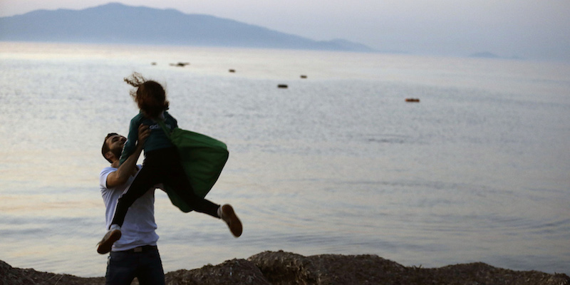 Un siriano solleva in aria la figlia dopo essere arrivati via mare dalla Turchia a Mitilene, sull'isola greca di Lesbo, all'alba del 16 giugno 2015. 
(AP Photo/Thanassis Stavrakis)