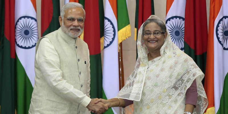 Il primo ministro indiano Narendra Modi e il primo ministro bengalese Sheikh Hasina, a Dacca, in Bangladesh, 7 giugno 2015. 
(AP Photo/A.M. Ahad)