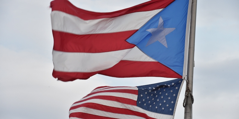 La bandiera portoricana e quella statunitense sventolano insieme della città vecchia di San Juan.
(PAUL J. RICHARDS/AFP/Getty Images)