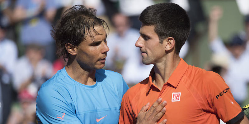 Lo spagnolo Rafael Nadal si congratula con il serbo Novak Djokovic, che lo ha battuto ai quarti di finale del Roland Garros, Parigi, 3 giugno 2015. 
(Icon Sportswire via AP Images)