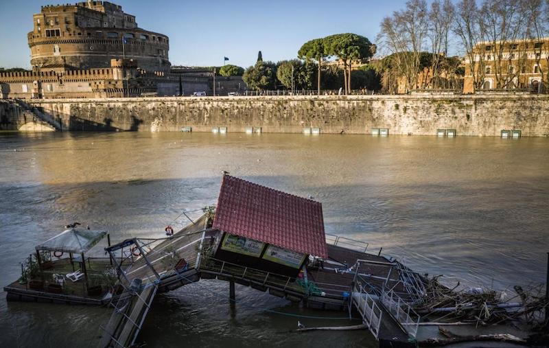 Un ponte lungotevere danneggiato da forti alluvioni nella primavera del 2014: un mese dopo non era stato ancora riparato. 
(Lorenzo Moscia/LaPresse)