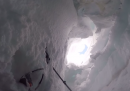 Lo sciatore caduto in un crepaccio in Svizzera, con una telecamera GoPro