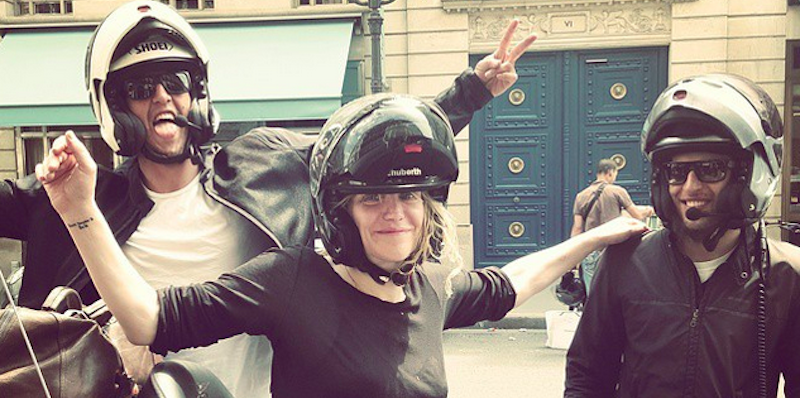 Courtney Love e i due uomini che le hanno dato un passaggio a Parigi, in una foto pubblicata sul suo account Instagram