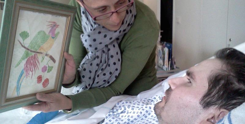 Vincent Lambert e la madre in una foto scattata nell'ospedale di Reims in cui è ricoverato, nel luglio del 2013. 
(ANSA /PHOTOPQR/L'UNION DE REIMS)