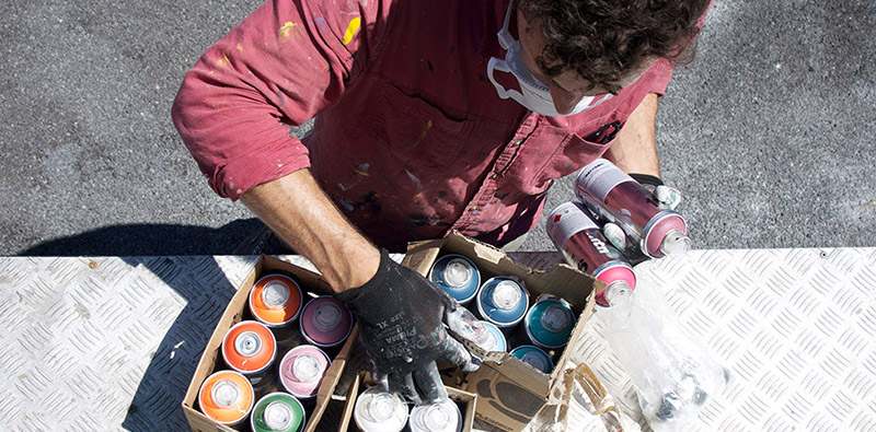 Un artista lavora al murale di via Vittani a Quarto Oggiaro. (MariaSole Doria/Wunderkammern)