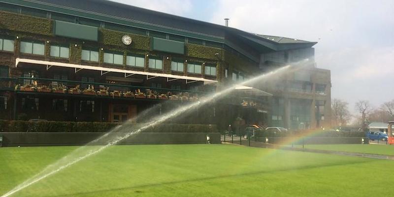 L’irrigazione dei campi, 8 aprile 2015.
(Wimbledon Groundsman)