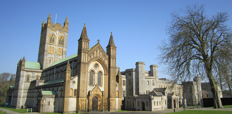 La facciata dell'abbazia di Buckfast (Utente Flickr barnyz)