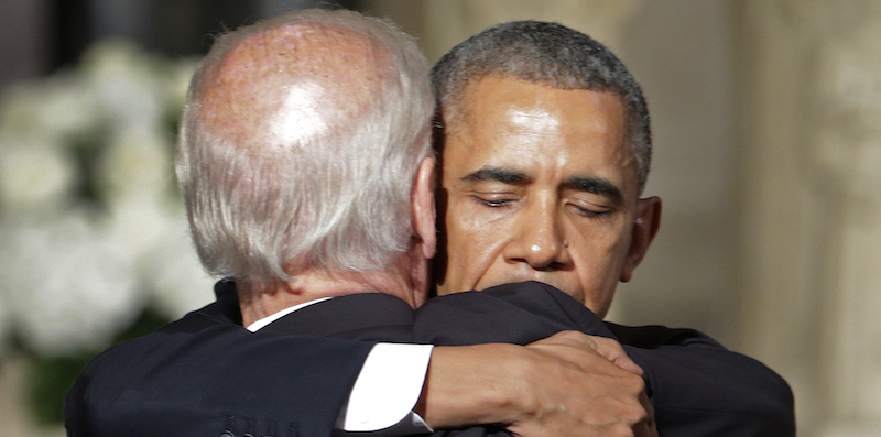 Obama abbraccia Joe Biden durante la messa per il funerale di suo figlio Beau Biden (AP Photo/Pablo Martinez Monsivais, Pool)