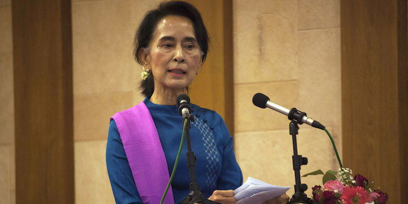 Aung San Suu Kyi a una conferenza del suo partito a Yangon, Myanmar, 21 giugno 2015. (AP Photo/Khin Maung Win)
