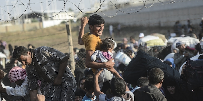Al confine tra Siria e Turchia vicino ad Akcakale, il 14 giugno 2015. (BULENT KILIC/AFP/Getty Images)