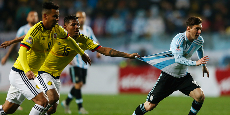 Il colombiano Alexander Mejia trattiene la maglia di Lionel Messi.
(AP Photo/Andre Penner)