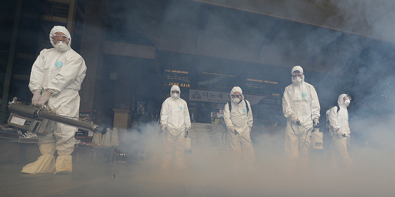 Operatori disinfettano l'ingresso di una stazione della metropolitana a Seul, Corea del Sud (AP Photo/Ahn Young-joon)