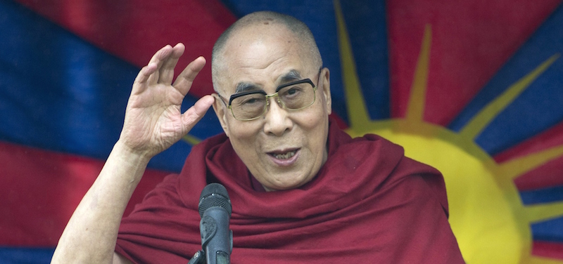 Il Dalai Lama durante un discorso tenuto al festival di Glastonbury (OLI SCARFF/AFP/Getty Images)