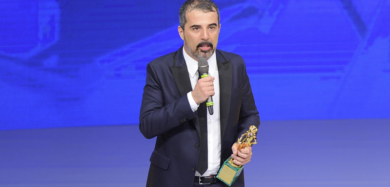 Il regista Francesco Munzi riceve il David di Donatello come miglior regista, con il film ''Anime nere'', durante la serata delle premiazioni dei David di Donatello, al Teatro Olimpico di Roma, 12 giugno 2015. (ANSA/GIORGIO ONORATI)