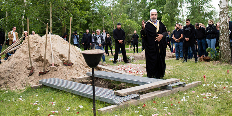 Il primo funerale organizzato dal "Centro per la bellezza politica" (Gregor Fischer/picture-alliance/dpa/AP Images)