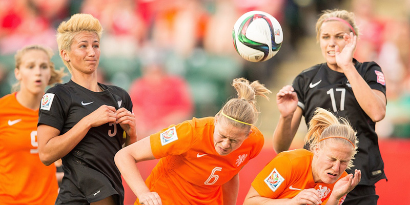 Giocatrici dell'Olanda e della Nuova Zelanda durante la gara inaugurale dei mondiali di calcio femminili, giocata a Edmonton in Canada il 6 giugno. L'Olanda ha vinto 1-0 (GEOFF ROBINS/AFP/Getty Images)
