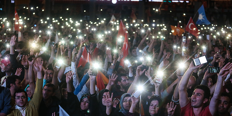 Sostenitori dell'AKP festeggiano ad Ankara (Gokhan Tan/Getty Images)