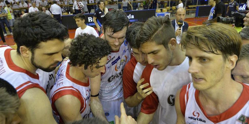 Alcuni giocatori di Reggio Emilia in gara-2 della finale contro Sassari, 16 giugno 2015. (Foto Daniele Montigiani / LaPresse)