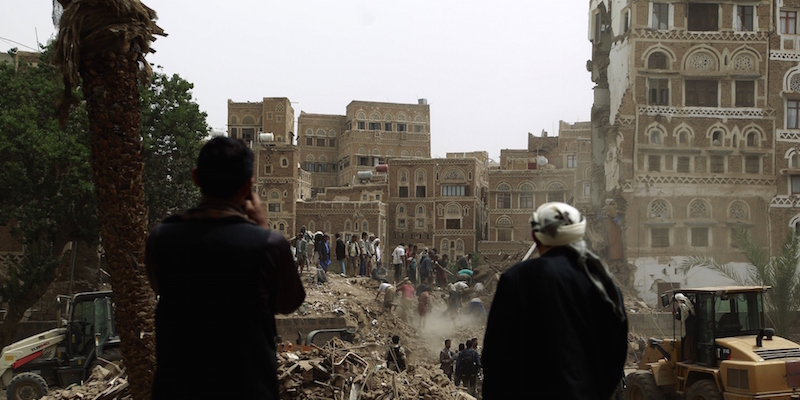 La città vecchia di Sana'a dopo un bombardamento saudita. Yemen, 12 giugno 2015. (MOHAMMED HUWAIS/AFP/Getty Images)