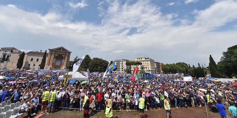 Un momento della manifestazione "Difendiamo i nostri figli" a piazza San Giovanni, Roma, 20 giugno 2015. 
(ANSA/ETTORE FERRARI)