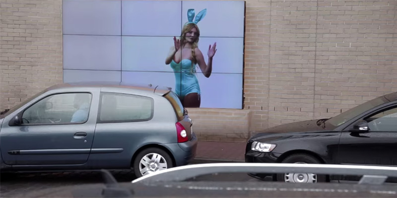 Il cartellone interattivo che aiuta a parcheggiare