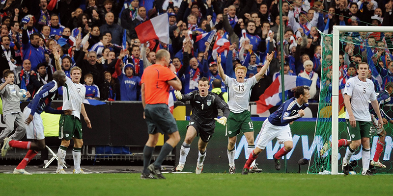 Le proteste irlandesi dopo il gol di Gallas, il 18 novembre 2009 (LIONEL BONAVENTURE/AFP/Getty Images)