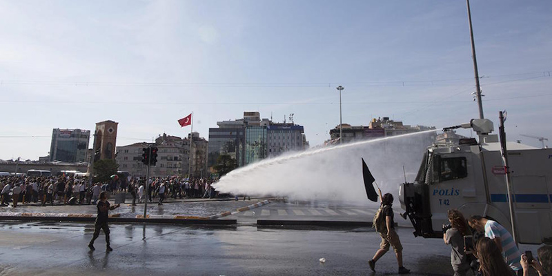 L'uso degli idranti contro i manifestanti al Gay Pride a Istanbul, Turchia

(EPA/TOLGA BOZOGLU)