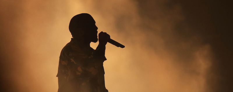 Kanye West durante il suo concerto sul Pyramid Stage del festival di Glastonbury (Joel Ryan/Invision/AP)