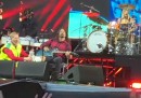 Il video di Dave Grohl dei Foo Fighters che suona dopo essersi rotto una gamba a un concerto