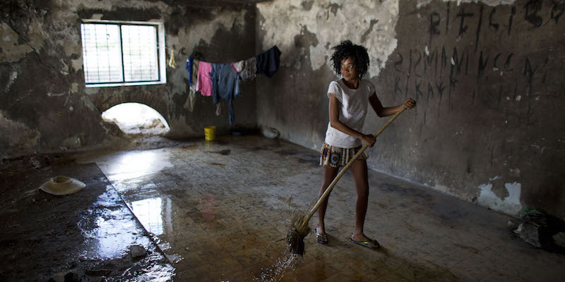Linda Desammlouis in un edificio di Port-au-Prince danneggiato dal terremoto del 2010. (AP Photo/Rebecca Blackwell)