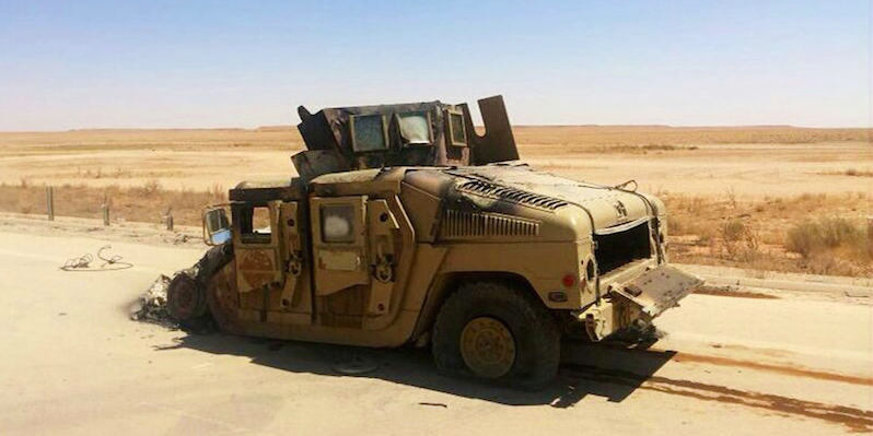 Un Humvee dell'esercito iracheno fuori da Mosul, il 25 giugno 2014. (AP Photo)