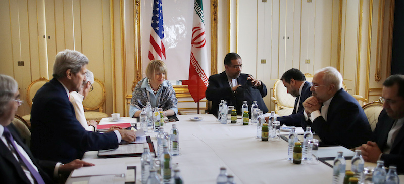 Il ministro degli Esteri iraniano Javad Zarif (secondo da destra) e il segretario di Stato americano John Kerry (secondo da sinistra) a Vienna. (Carlos Barria/Pool via AP)