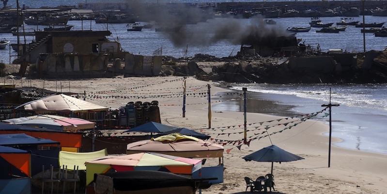 La spiaggia di Gaza colpita dall'attacco israeliano del 16 luglio 2014. (THOMAS COEX/AFP/Getty Images)