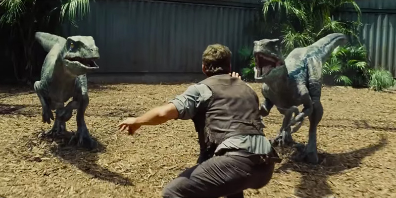 Una scena di "Jurassic World" con Chris Pratt