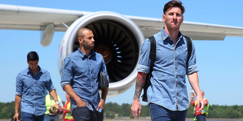 Luis Suarez, Javier Mascherano e Lionel Messi, il 5 giugno all'aeroporto di Berlino (Handout/UEFA via Getty Images)